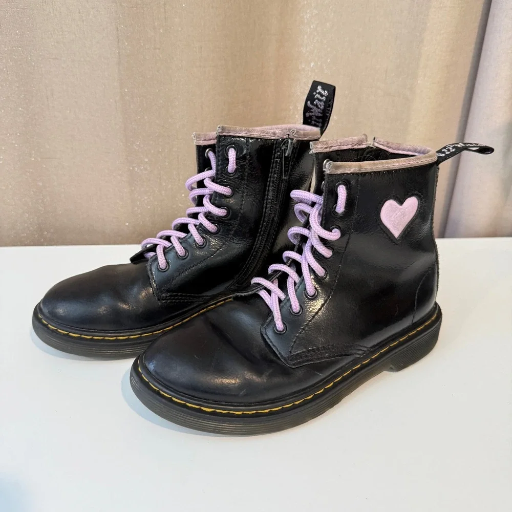 Dr.‎ Martens 1460 Delaney Black Patent Leather Pink Heart Boots Kids Zip Combat